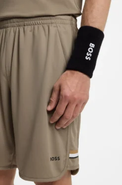 Active Shorts aus Stretch-Gewebe mit Taschen aus Mesh