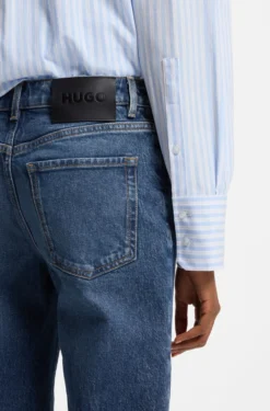 Ausgestellte Jeans aus blauem Stretch-Denim