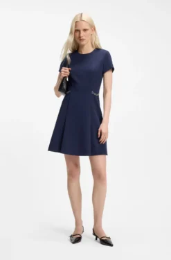 Ausgestelltes Kleid mit Ketten-Details