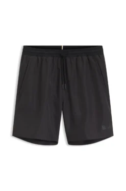 Badeshorts mit kontrastfarbenem Logo und Paspelierung