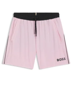 Badeshorts mit kontrastfarbenem Logo und Paspelierung