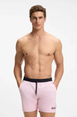 Badeshorts mit kontrastfarbenem Logo und Paspelierung