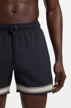 Badeshorts mit Tunnelzug aus Stretch-Gewebe und Bandbesatz