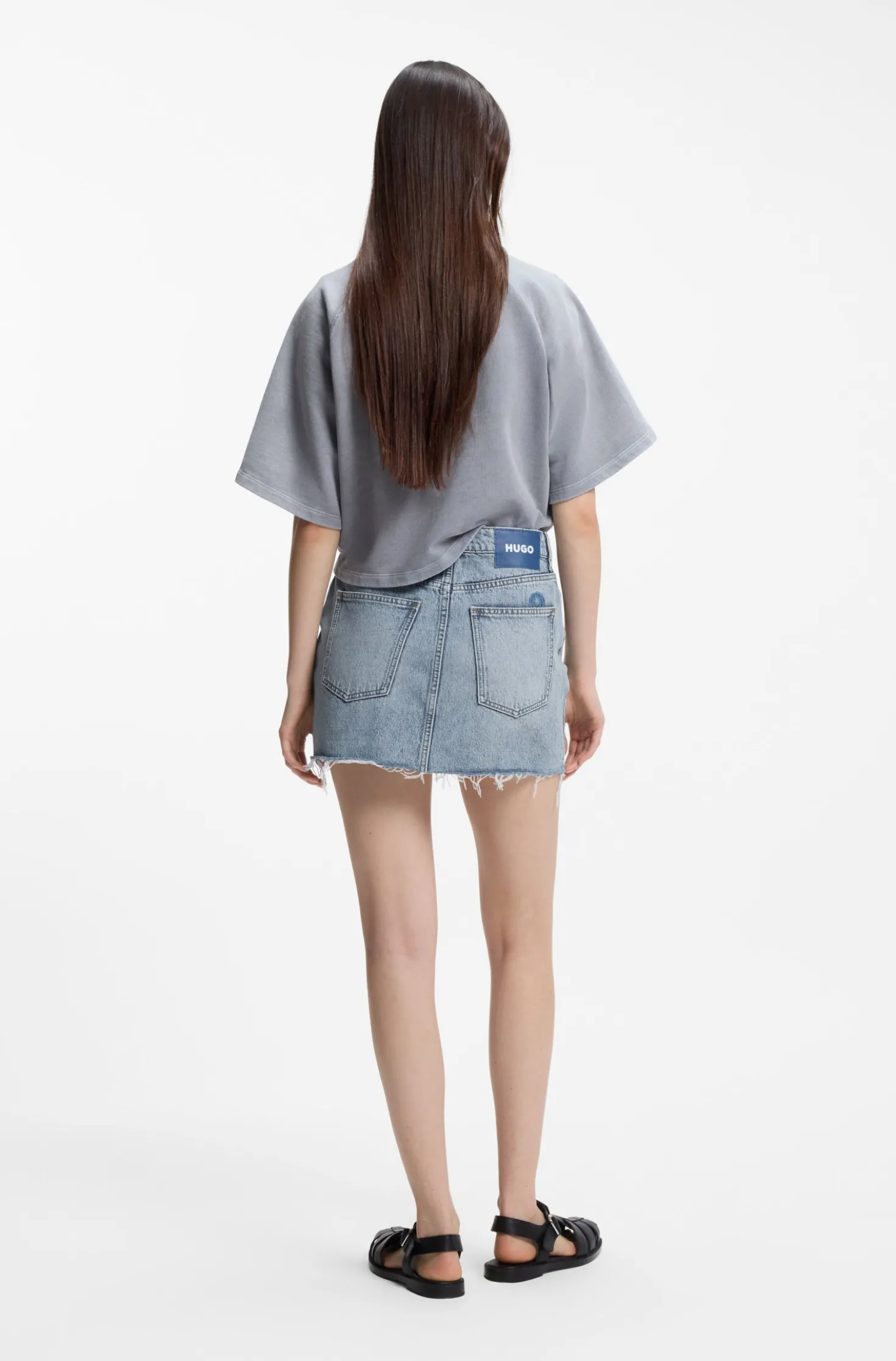 Blauer Denim-Rock mit sichtbarem geknöpften Eingriff