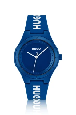 Blaue Uhr mit Logos auf dem Silikonarmband