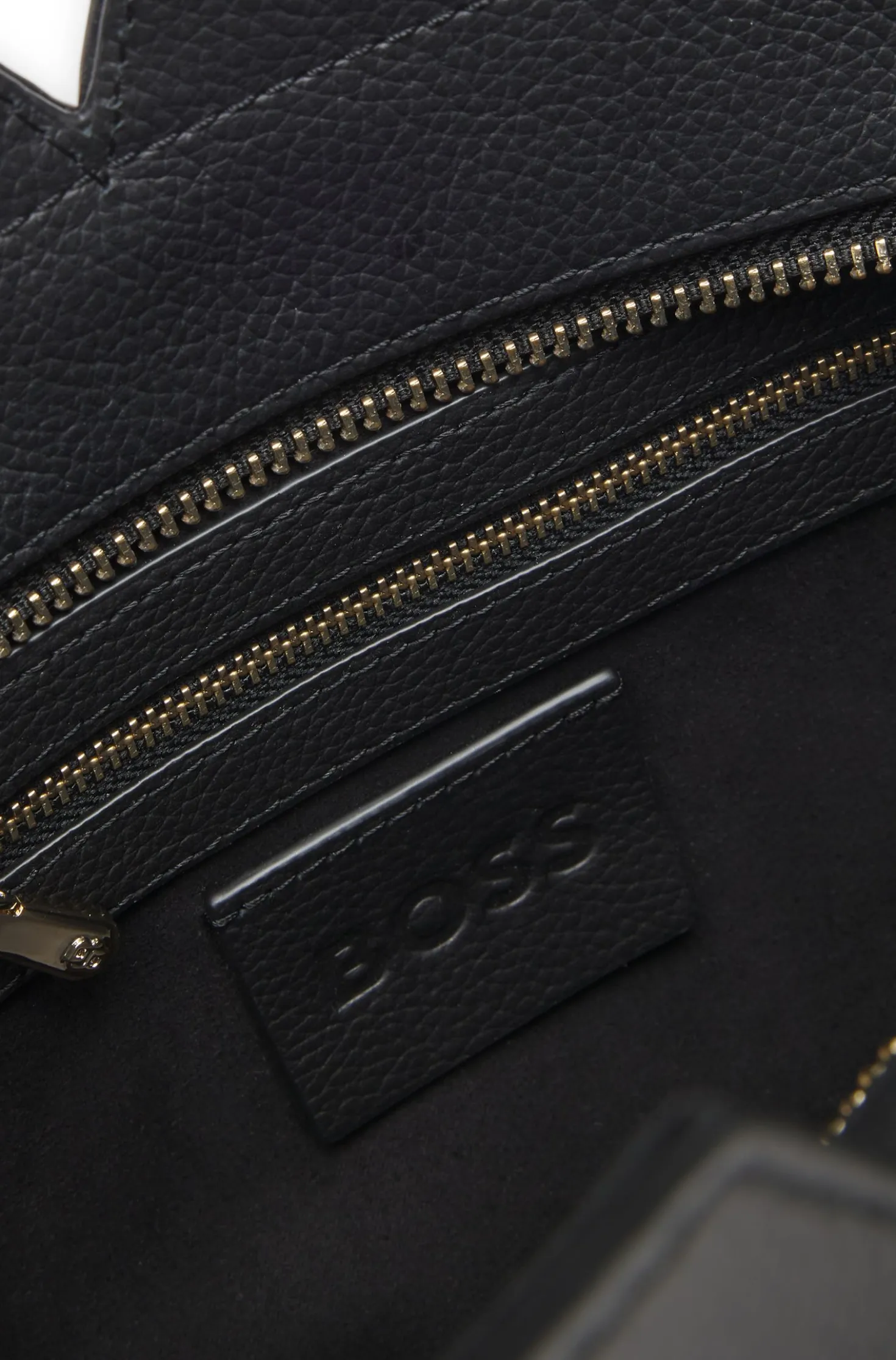 BOSS Revers kleine Tote Bag aus Leder mit Gürtel-Detail