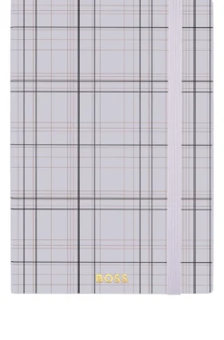 Fliederfarbenes DIN-A5-Notizbuch mit Karo-Print und goldfarbenem Folien-Logo