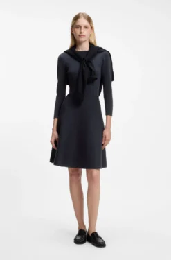 Gemustertes Kleid aus Stretch-Strick mit U-Boot-Ausschnitt