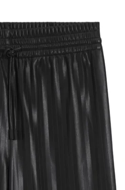 Gestreifte Relaxed-Fit Hose aus Kunstleder mit weitem Beinverlauf