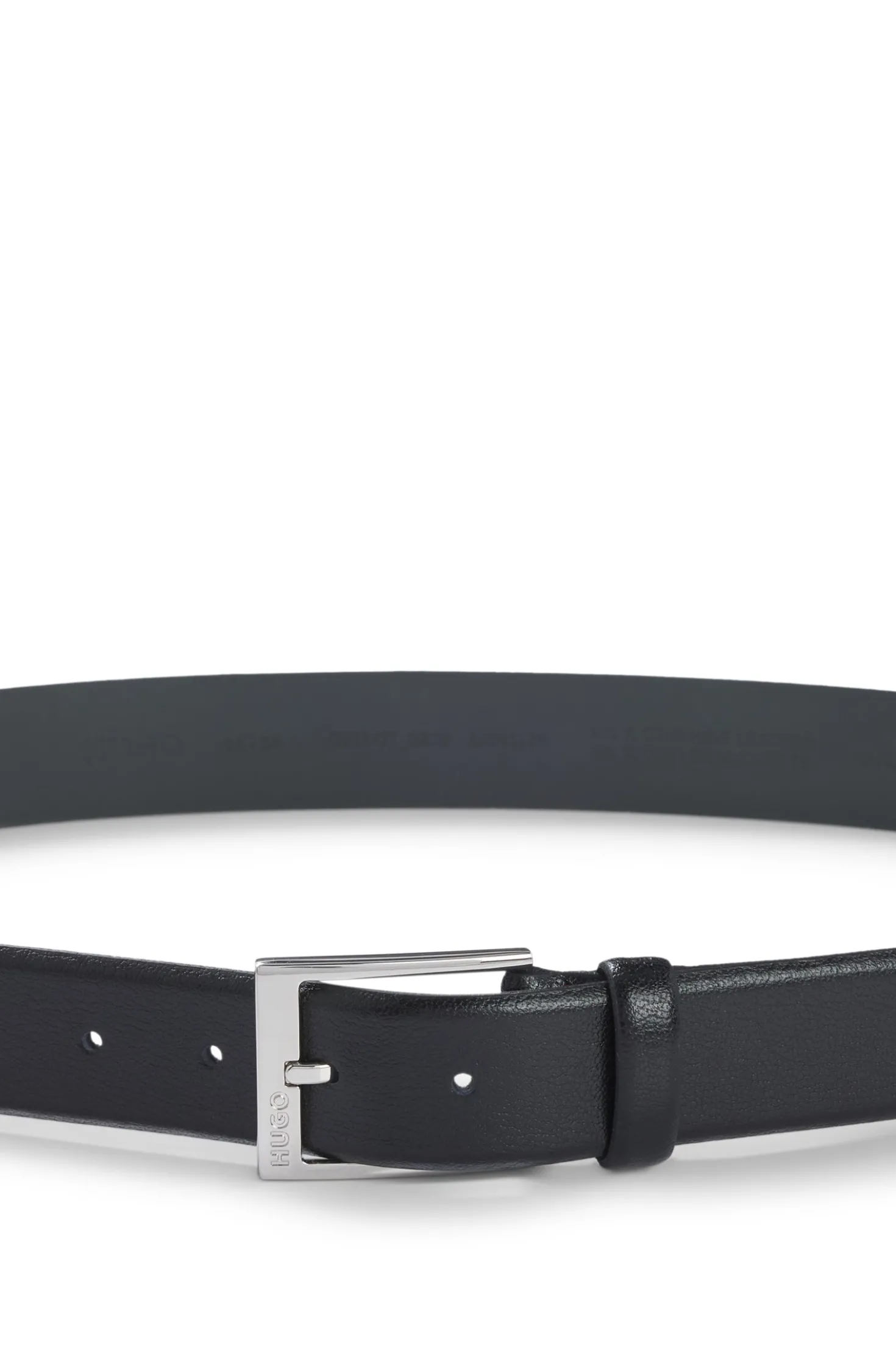 Gürtel aus genarbtem Leder mit Metalldetails in Silber-Optik