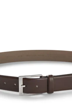 Gürtel aus genarbtem Leder mit Metalldetails in Silber-Optik