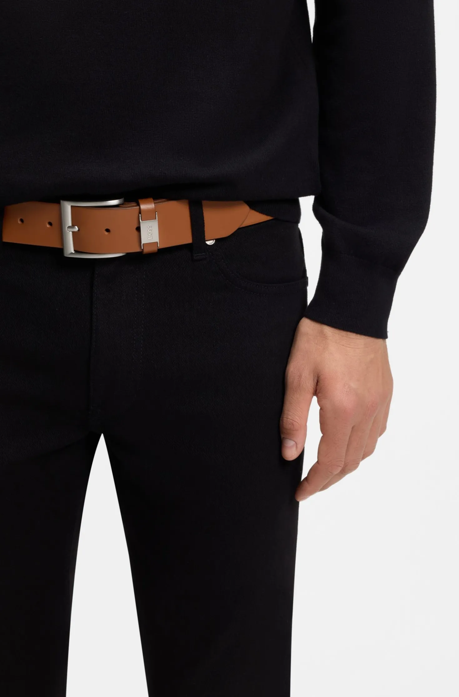 Gürtel aus italienischem Leder mit Logo-Schlaufe und Details aus gebürstetem Metall