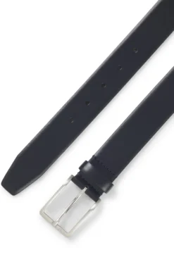 Gürtel aus italienischem Leder mit Metalldetails in gebürsteter Silber-Optik