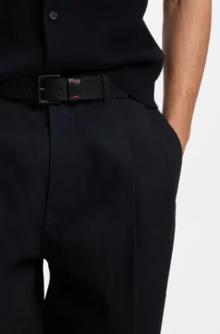 Gürtel aus italienischem Leder mit roten Akzenten auf der Schlaufe