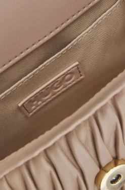 Handtasche aus Kunstleder mit Matelassé-Struktur und metallenem Herzanhänger
