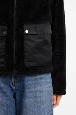 Jacke aus Kunstfell mit kontrastierenden aufgesetzten Taschen