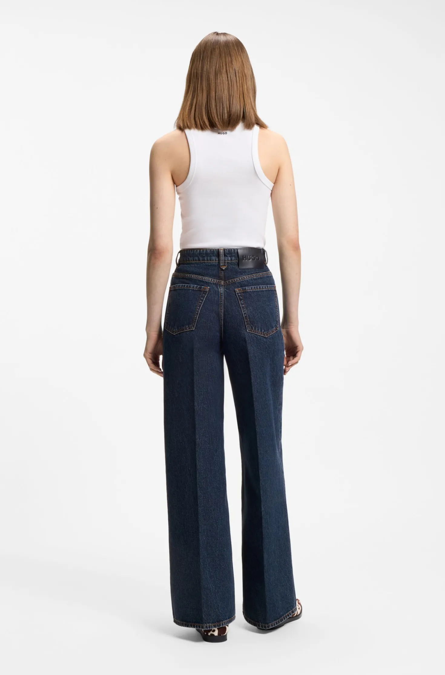 Jeans aus blauem Denim mit weitem Beinverlauf und Bundfalten auf der Vorderseite