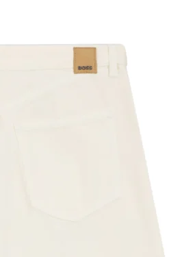 Jeans aus cremefarbenem Denim mit weitem Beinverlauf und Bügelfalte auf der Vorderseite