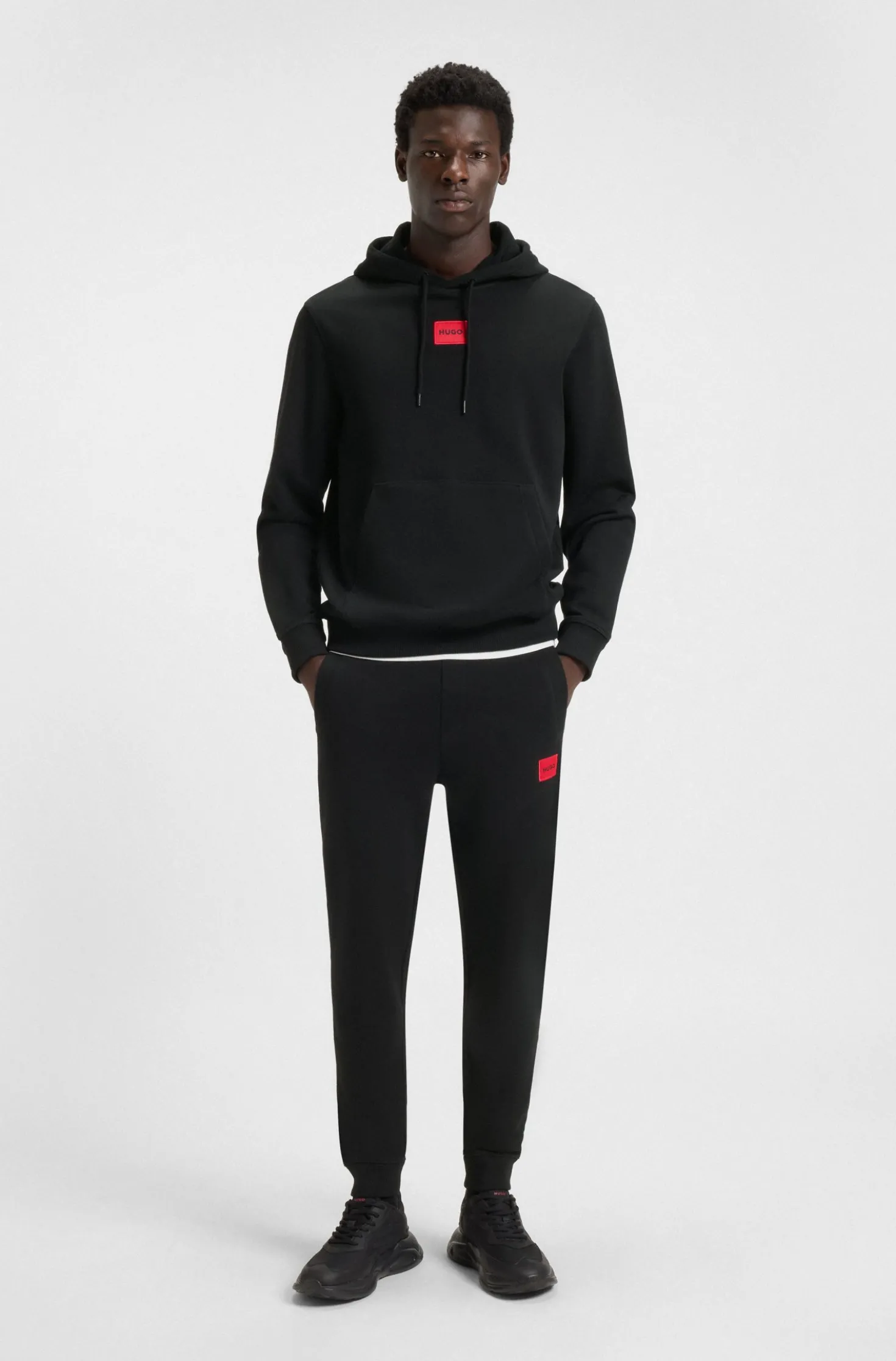 Jogginghose aus Baumwoll-Terry mit rotem Logo-Label