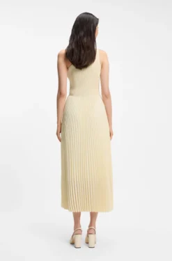 Kleid aus Rippstrick mit One-Shoulder-Design und Plissee-Rock