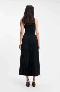 Kleid aus Rippstrick mit One-Shoulder-Design und Plissee-Rock