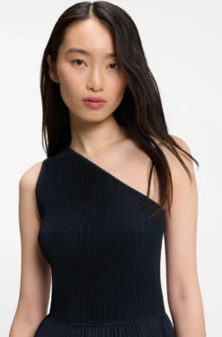 Kleid aus Rippstrick mit One-Shoulder-Design und Plissee-Rock