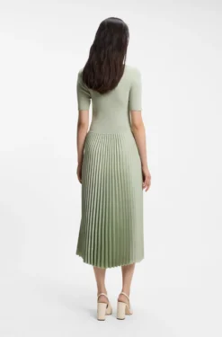Kleid aus verschiedenen Materialien mit Faltenrock