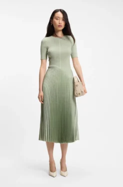 Kleid aus verschiedenen Materialien mit Faltenrock
