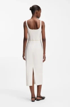 Kleid mit eckigem Ausschnitt und goldenem Kettengürtel