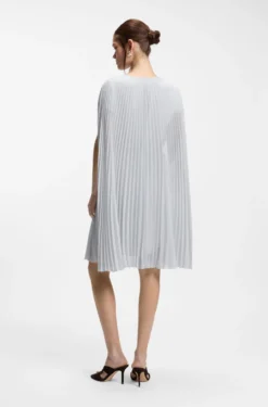 Kleid mit Faltenrock und Cape