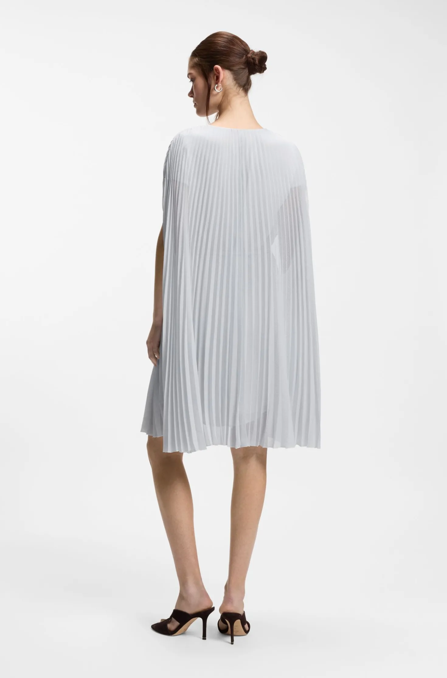 Kleid mit Faltenrock und Cape