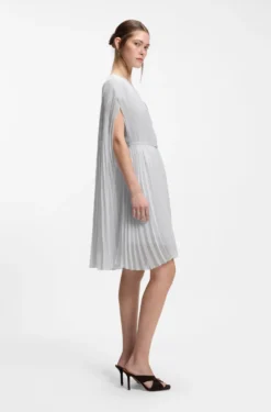 Kleid mit Faltenrock und Cape