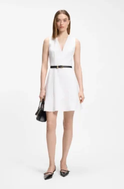 Kleid mit V-Ausschnitt und Naht-Details