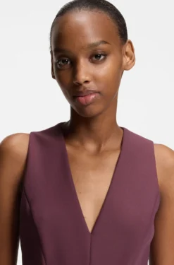 Kleid mit V-Ausschnitt und Schließe