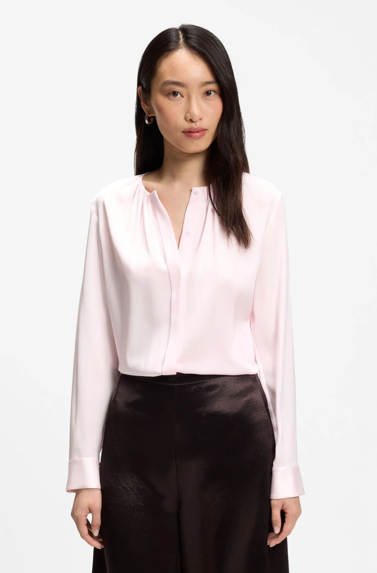 Kragenlose Regular-Fit Bluse aus Stretch-Seide