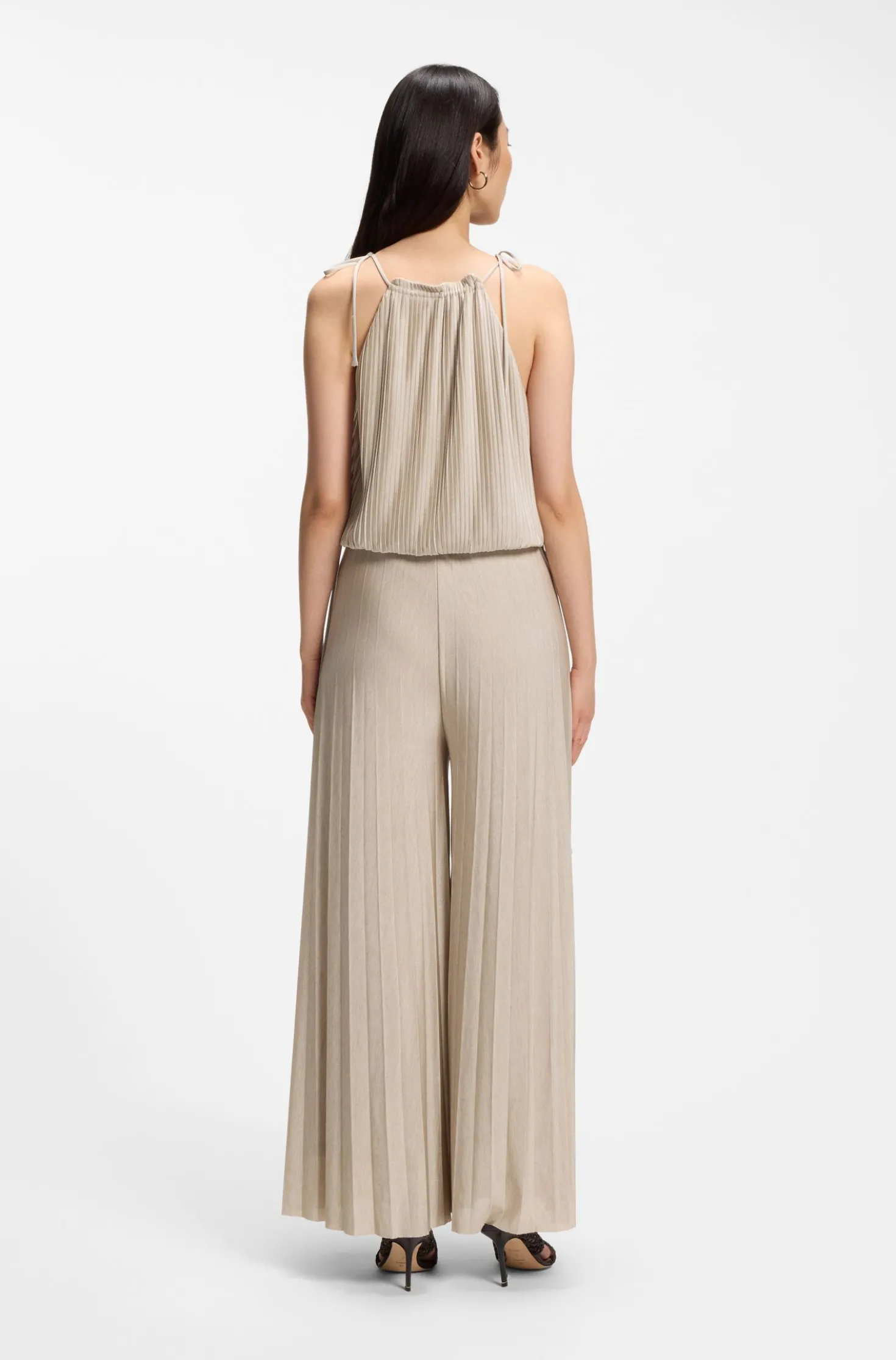 Neckholder-Jumpsuit aus glänzendem Jersey mit Plissee-Falten
