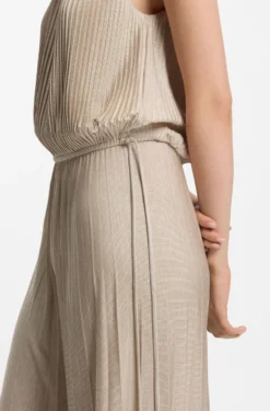 Neckholder-Jumpsuit aus glänzendem Jersey mit Plissee-Falten