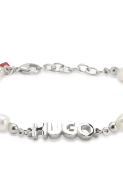 Perlen-Armband mit metallener Logo-Applikation