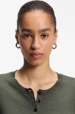Pullover aus Merinowolle mit Henley-Kragen