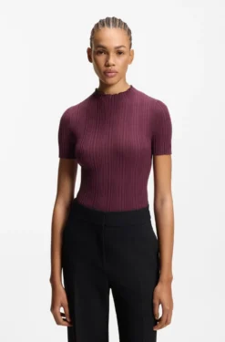 Pullover mit Stehkragen und unregelmäßigem Rippstrick