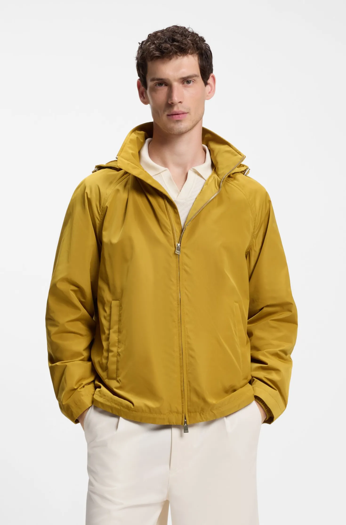 Regular-Fit Jacke mit Kapuze und wasserabweisendem Finish