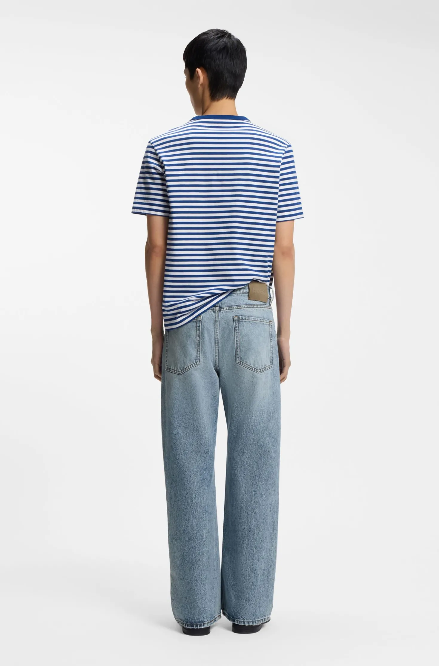Regular-Fit Jeans aus blauem Denim mit ausgestelltem Bein
