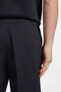 Regular-Fit Shorts aus wasserabweisendem und schnelltrocknendem Twill