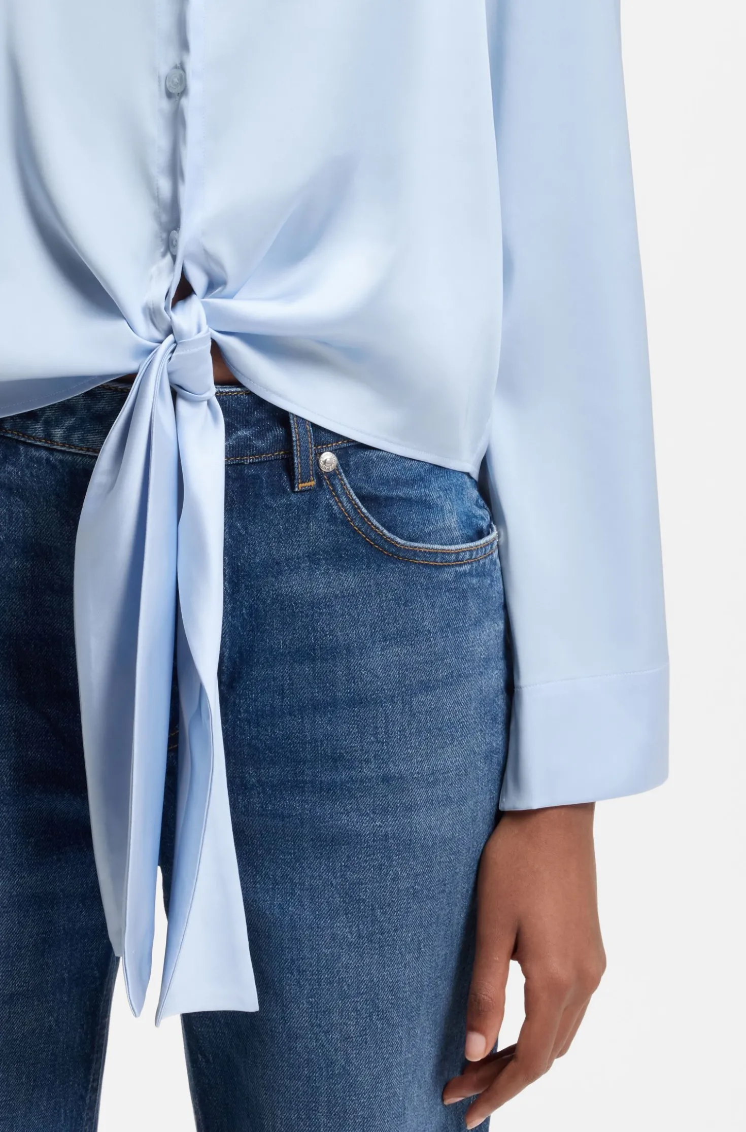 Relaxed-Fit Bluse aus Stretch-Satin mit Krawatten-Detail