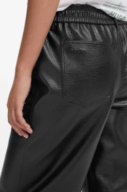 Relaxed-Fit Hose aus Kunstleder mit aufgesetzten Taschen