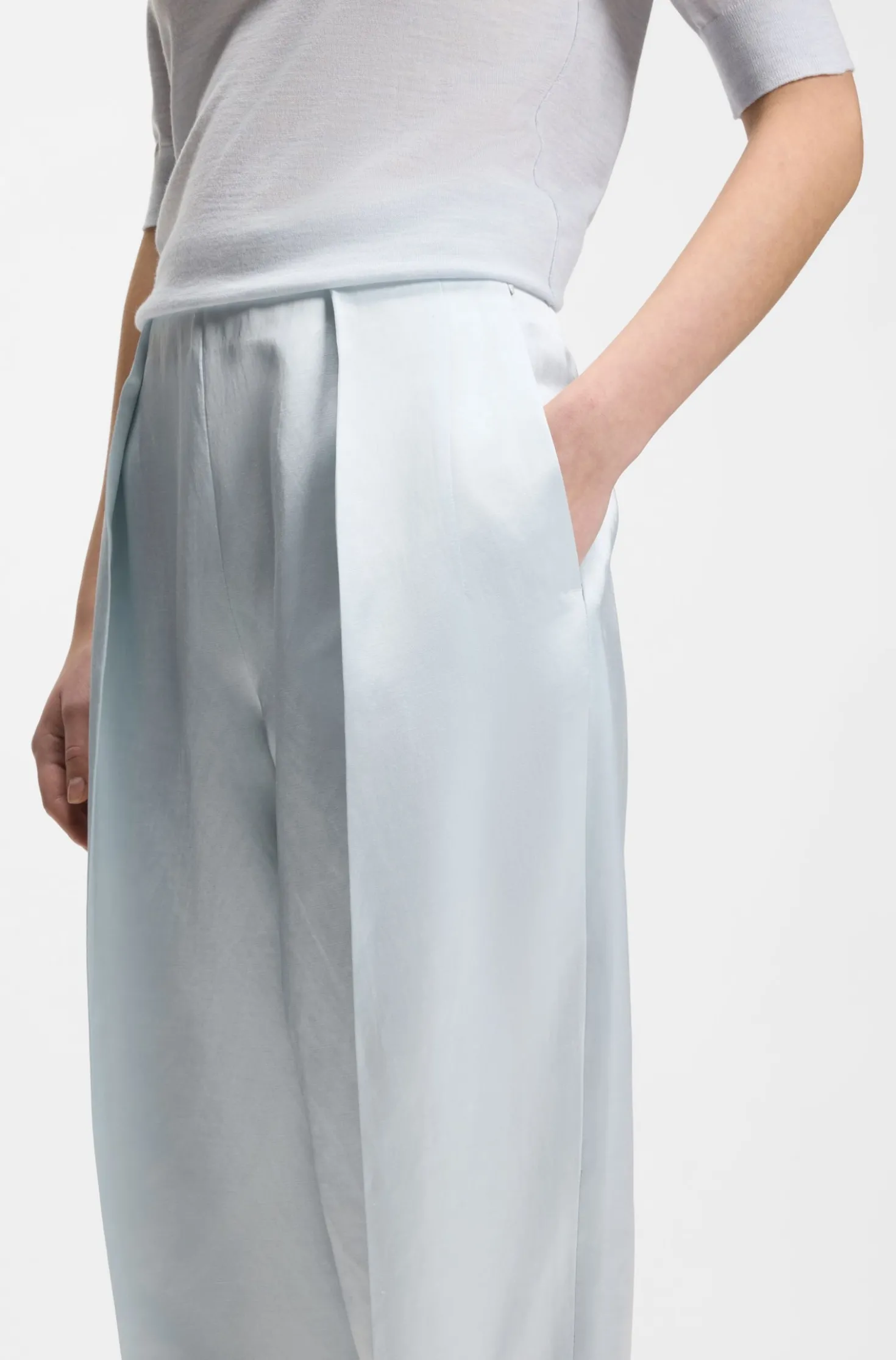 Relaxed-Fit Hose aus Satin mit Bundfalten auf der Vorderseite