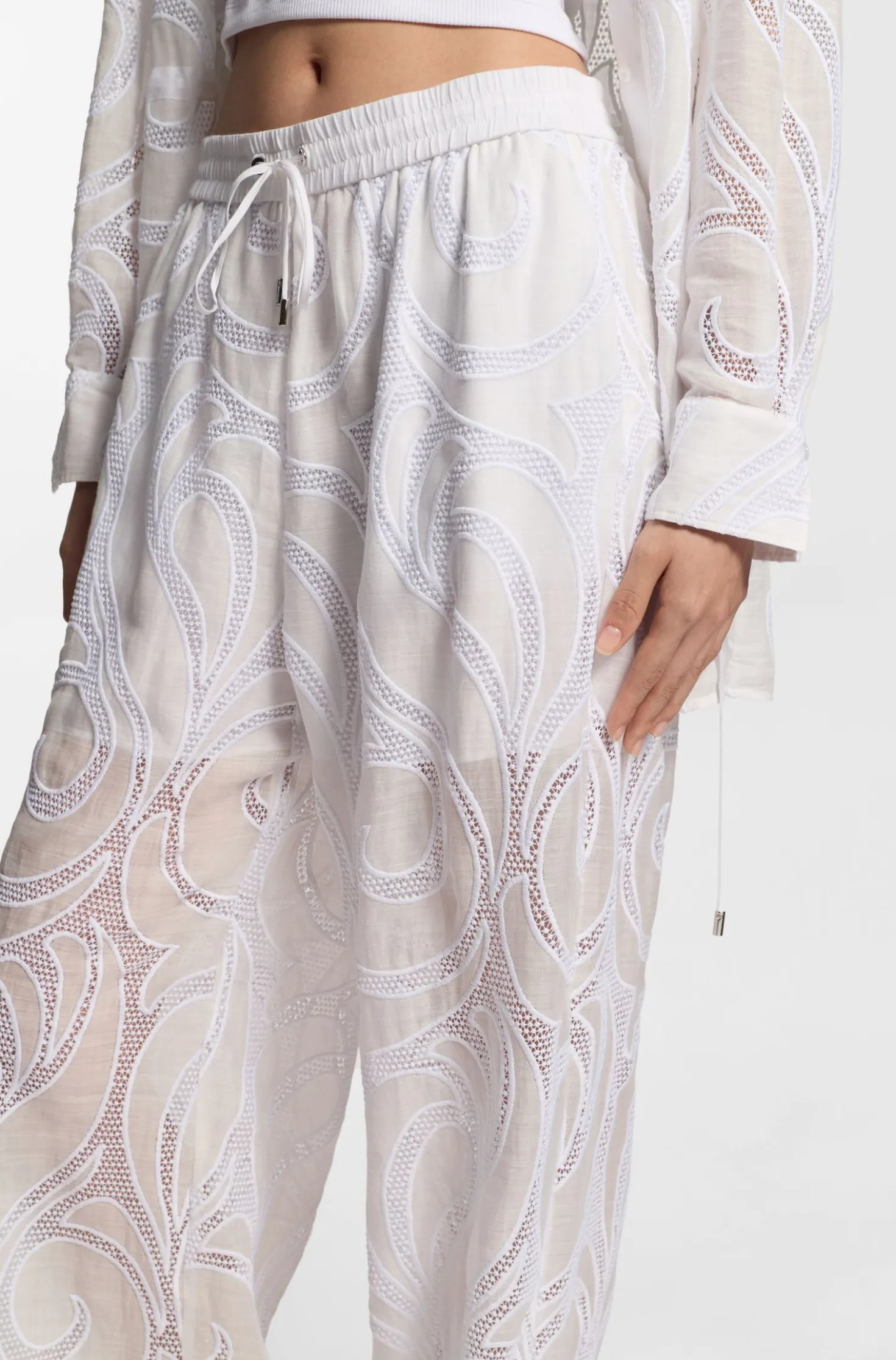 Relaxed-Fit Hose mit Blumenstickerei