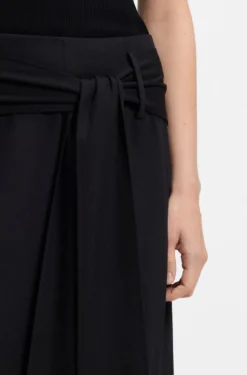 Relaxed-Fit Hose mit geformten Säumen