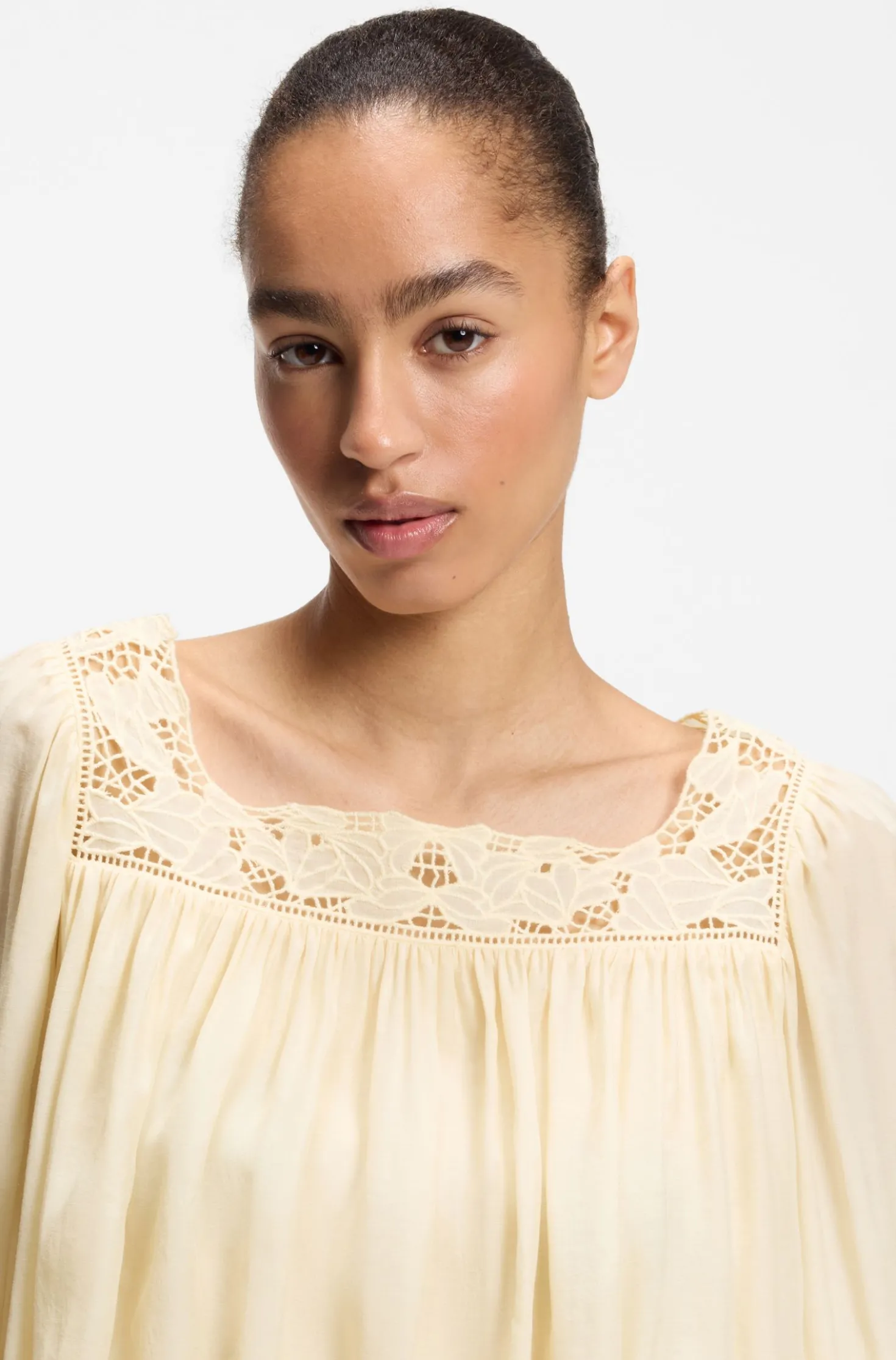 Relaxed-Fit Kleid aus Musselin mit besticktem Ausschnitt