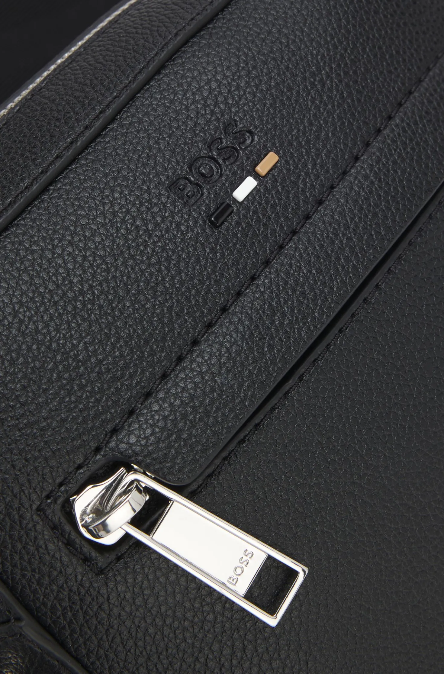 Reporter-Tasche aus genarbtem Kunstleder mit Signature-Stripe-Details
